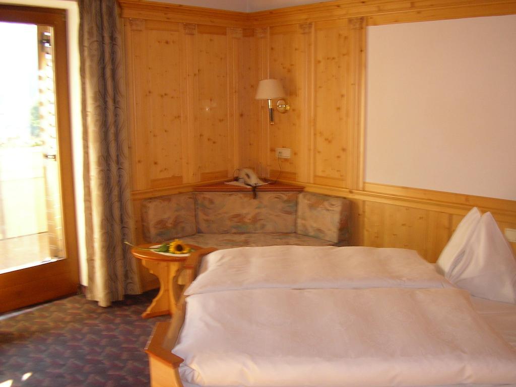 Burgblick Hotel San Lorenzo di Sebato Phòng bức ảnh
